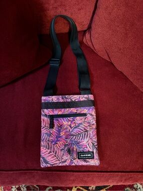 EUC. Dakine cross body bag.